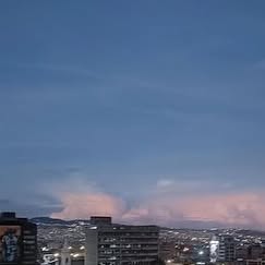 Atardecer rosado sobre la ciudad