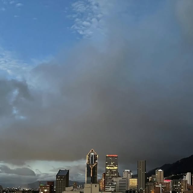 El skyline de Bogotá al anochecer, visto desde el rooftop de ZEHN